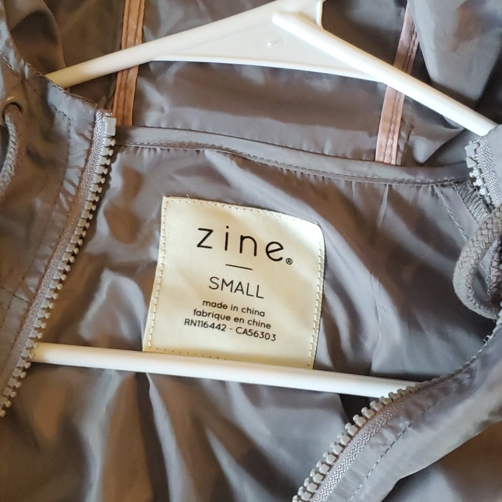 Wind breaker - Picture 3 of 4